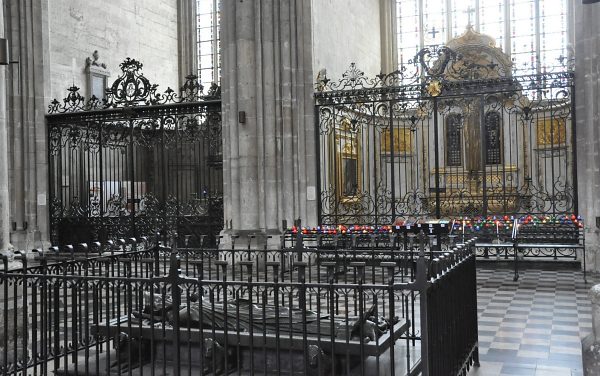 Vue de la nef : Gisant de l'évêque Geoffroy d'Eu devant la chapelle Saint–Michel et la chapelle Saint–Jean–l'évangéliste