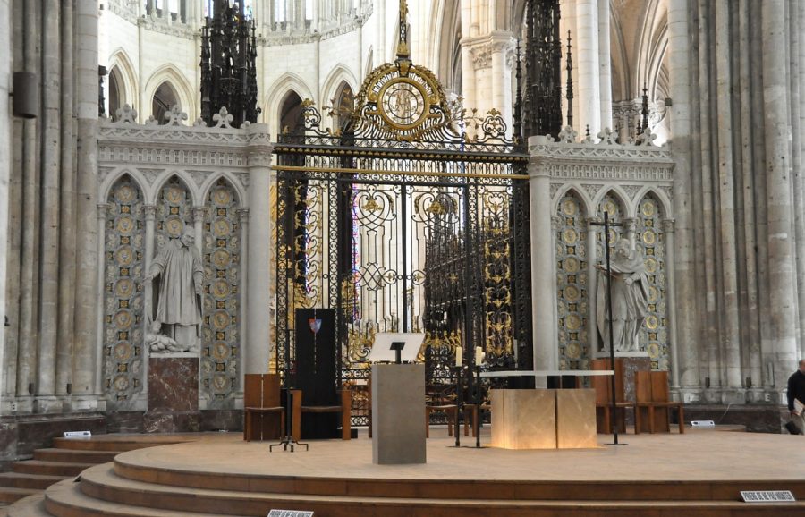 L'avant–chœur, avec son estrade en bois, l'autel, l'ambon, fauteuil et chaises, date du XXIe siècle.