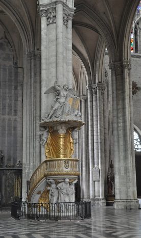 La chaire  prcher accolée à son pilier