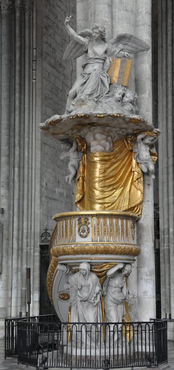 La chaire  prcher est en bois peint et doré.