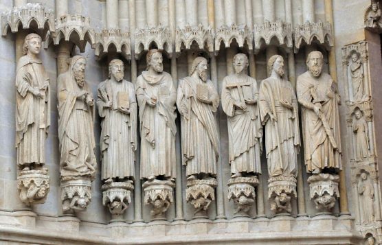 Statues dans l'ébrasement et le piédroit gauches du  portail central