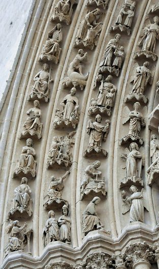 L'archivolte gauche du portail Saint-Honoré