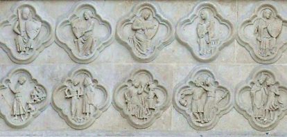 Bas-reliefs dans le soubassement droit