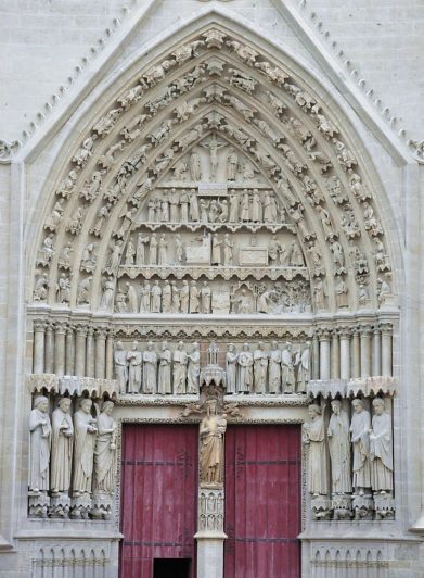 Le portail Saint–Honoré du transept sud est dédié à Honoré