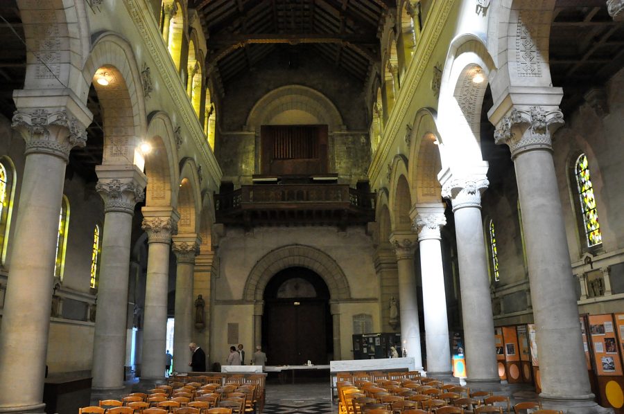 La nef et l'orgue de tribune vus depuis le chœur
