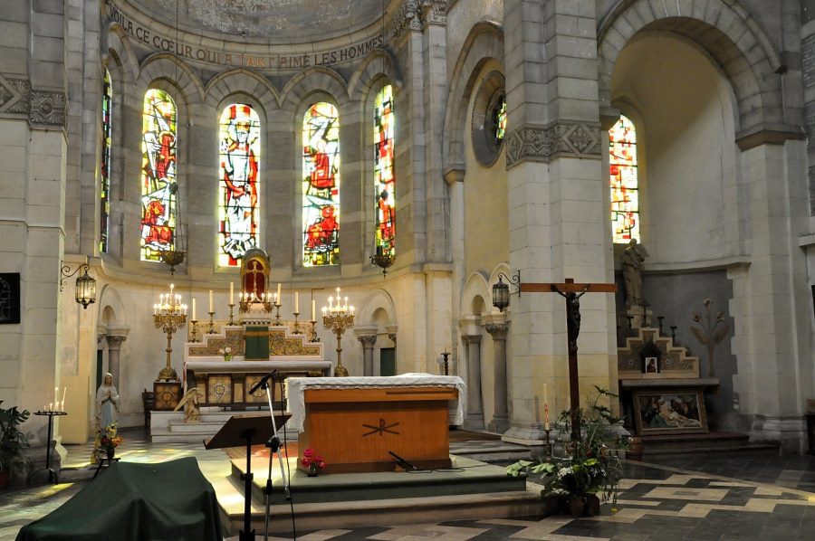 Le chœur de l'église du Sacré Cœur avec la chapelle Saint-Joseph  sur la droite