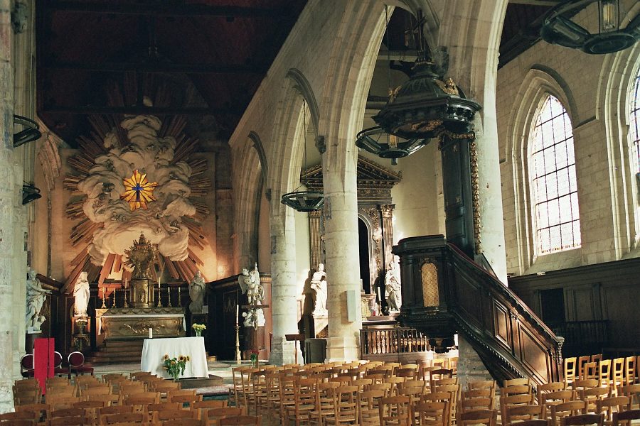 La nef de Saint-Leu et l'autel du Saint Sacrement dans la nef sud (sur la  droite)