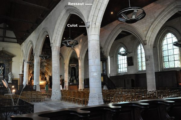 La nef et sa double rangée d'arcades soutenant les trois voûtes  en bois