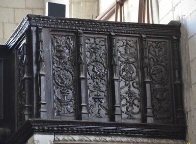 La tribune du bas–côté nord : médaillons et rinceaux Renaissance sculptés dans le bois