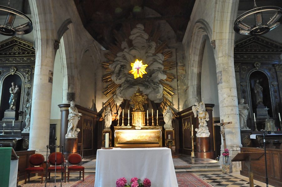 Le chœur de l'église Saint-Leu et ses quatre statues du XVIIIe  siècle 