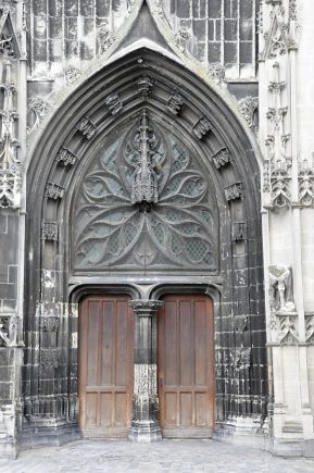 Le portail sud au-dessous du clocher (XVe siècle)