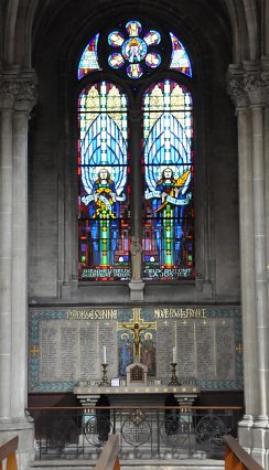 Chapelle du monuments au morts dans le bas-côté sud