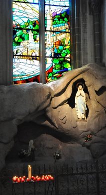 Reproduction de la grotte de Lourdes