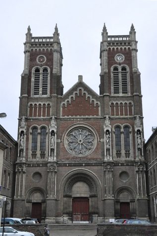 La façade et ses quatre statues des évangélistes