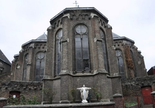 La statue du Sacré Cœur ne suffit pas à relever l'austérité  du chevet de l'église Sainte-Anne