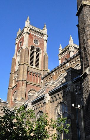 Le clocher vu depuis le jardin verdoyant du presbytère