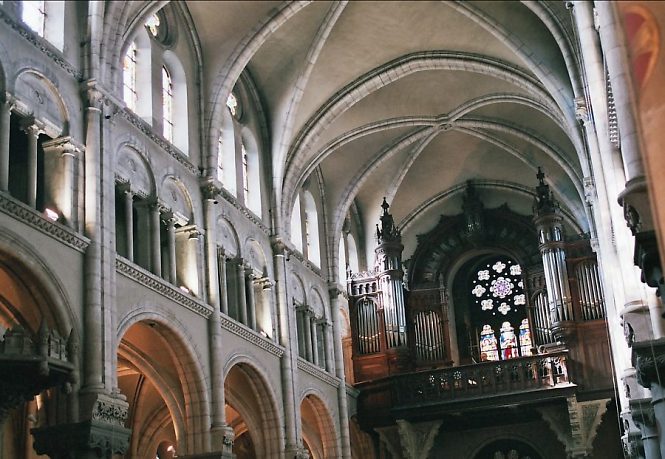 Vue de la nef et de l'orgue de tribune
