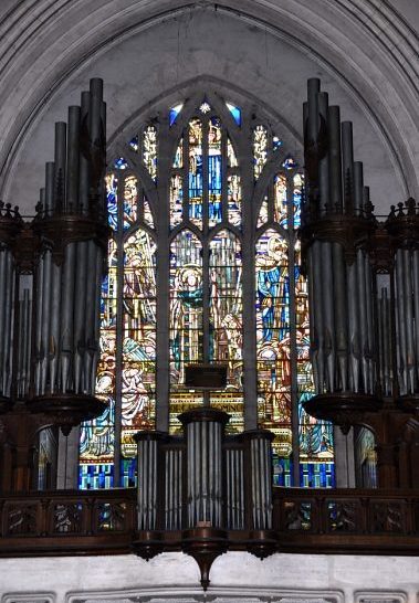 Orgue de Tribune et vitrail de la façade