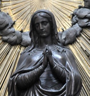La Vierge en prière dans le chœur