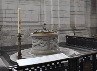 Les Fonts baptismaux dans le transept