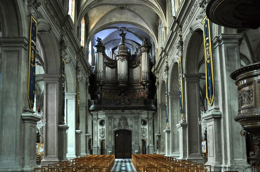 La nef et l'orgue de tribune vus du chœur