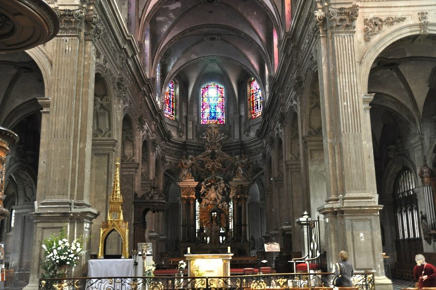 Le chœur et son maître-autel baroque créé après  l'incendie de 1859