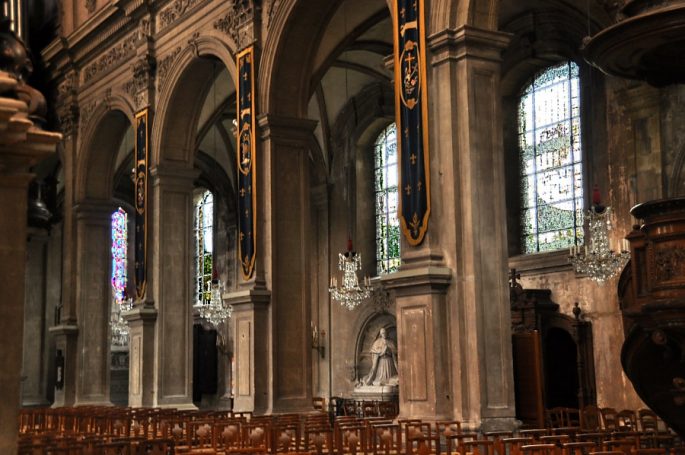 Suite de chapelles latérales nord avec le monument dédié au cardinal Régnier