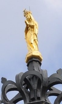 La Vierge en tôle repoussée et dorée