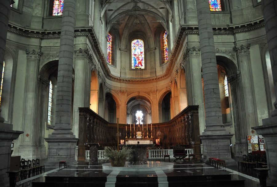 Vue d'ensemble du chœur et de son architecture classique d'époque  Louis XIV