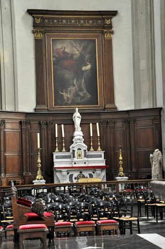 L'autel de saint Géry dans le transept droit et sa statue du  saint