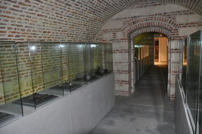 Collections archéologiques : vue d'un couloir voûté  au sous-sol