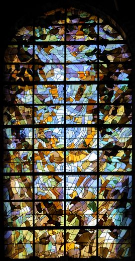 Vitrail moderne dans le transept