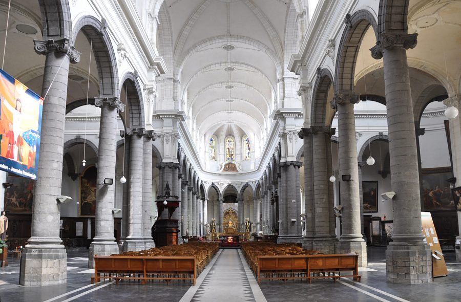 Vue d'ensemble de la nef de la collégiale Saint-Pierre