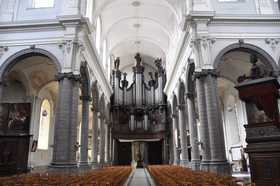 La nef et l'orgue de tribune vus depuis le transept La nef et l'orgue de tribune vus depuis le transept