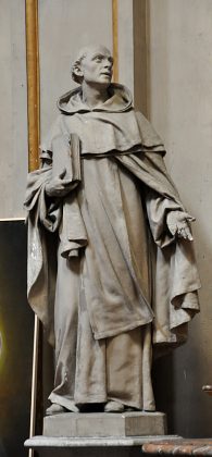 Statue à côté de l'autel