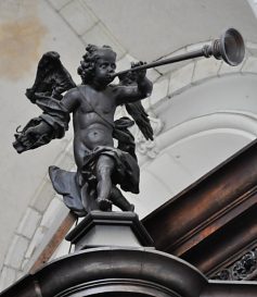 Un ange souffleur sur une tourelle Un ange souffleur sur une tourelle