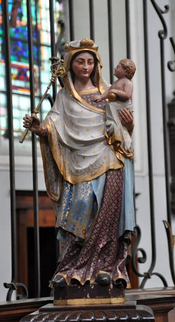 Statue de la Vierge à l'Enfant dans le grand chœur Statue de la Vierge à l'Enfant dans le grand chœur