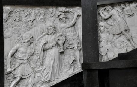 Panneau en marbre blanc : les Normands saccagent un couvent