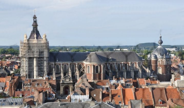 La collégiale Saint-Pierre vue du beffroi La collégiale Saint-Pierre vue du beffroi