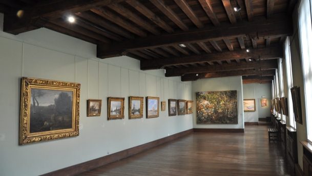 Une salle de tableaux au premier tage