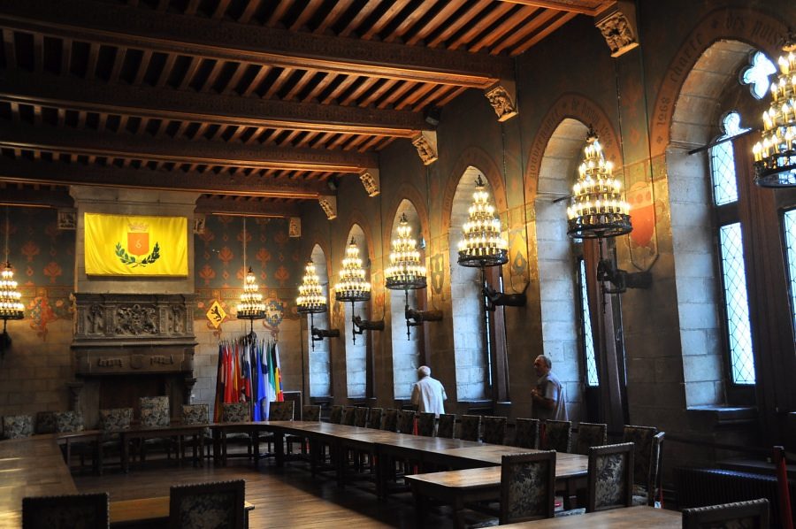 La salle du Conseil municipal et ses fenêtres La salle du Conseil municipal et ses fenêtres