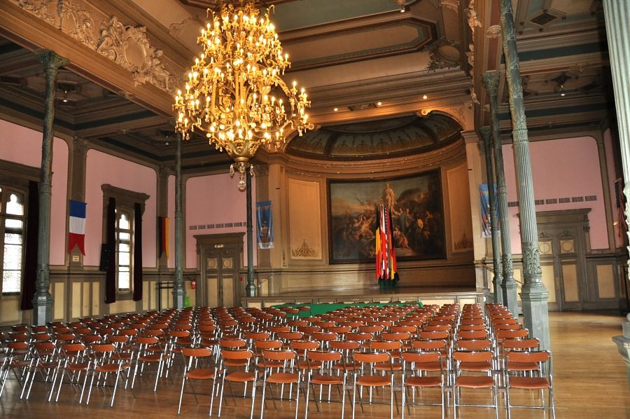 La salle de bal ou salle des fêtes La salle de bal ou salle des fêtes