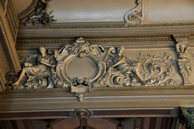 Salle de bal, ornementation et blason Salle de bal, ornementation et blason