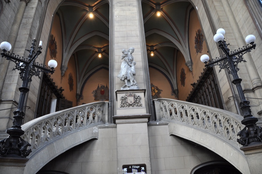 Le double escalier qui mène à la salle du conseil municipal