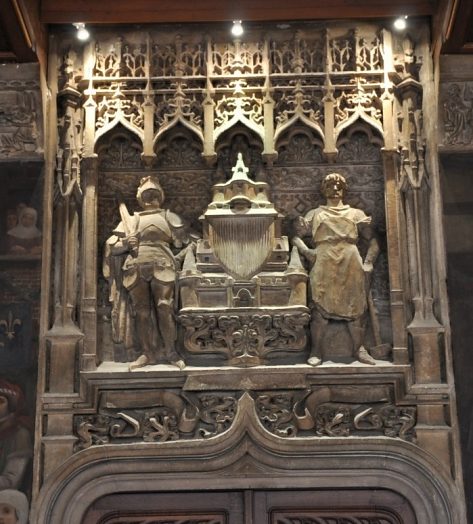 Salle du Conseil, sculpture sur pierre au-dessus d'une des portes Salle du Conseil, sculpture sur pierre au-dessus d'une des portes