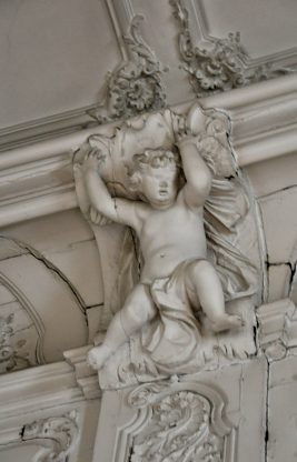 Salle des mariages, chérubin en stuc au plafond Salle des mariages, chérubin en stuc au plafond