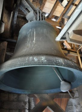L'un des plus grosses cloches du carillon L'un des plus grosses cloches du carillon