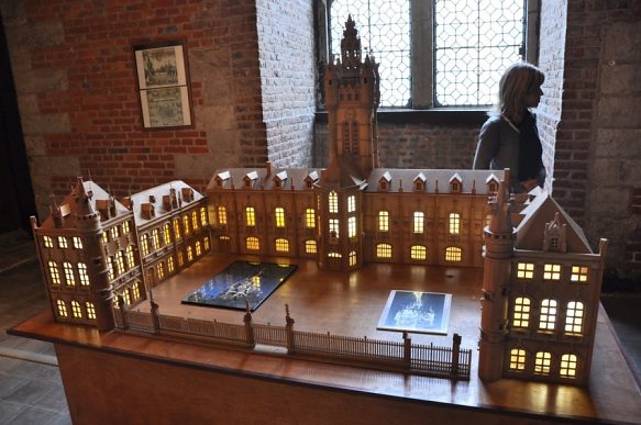 Salle du redechaussée, la maquette du beffroi et de la mairie Salle du rezdechaussée, la maquette du beffroi et de la mairie