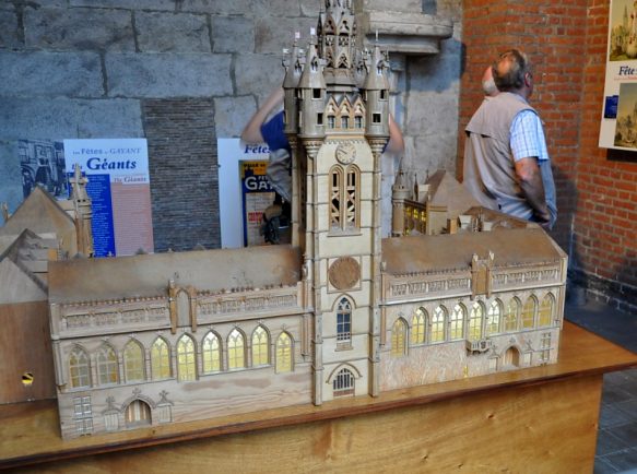 La maquette du beffroi et de la mairie La maquette du beffroi et de la mairie