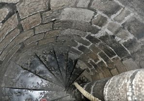 Un escalier en colimaçons conduit au clocher Un escalier en colimaçons conduit au clocher